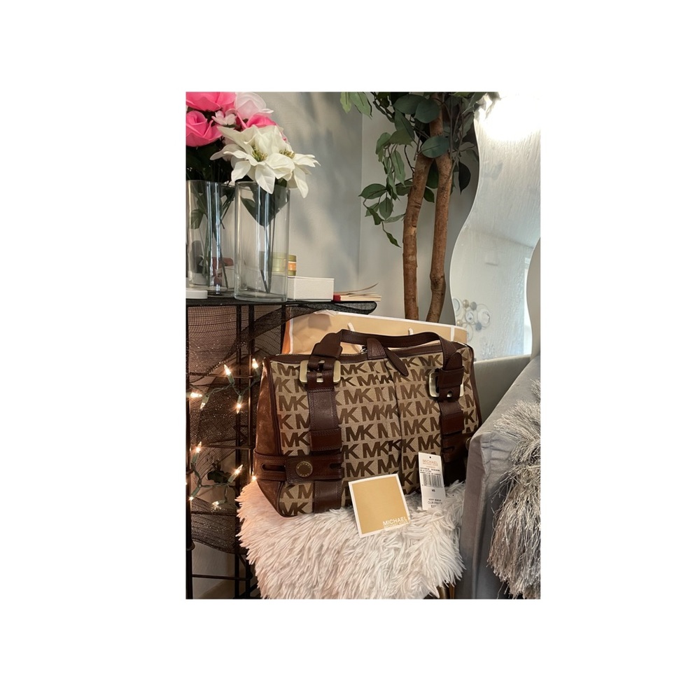 Gently used MK bag seeking a new home.It is a great size.A Multi-purpose bag 💼